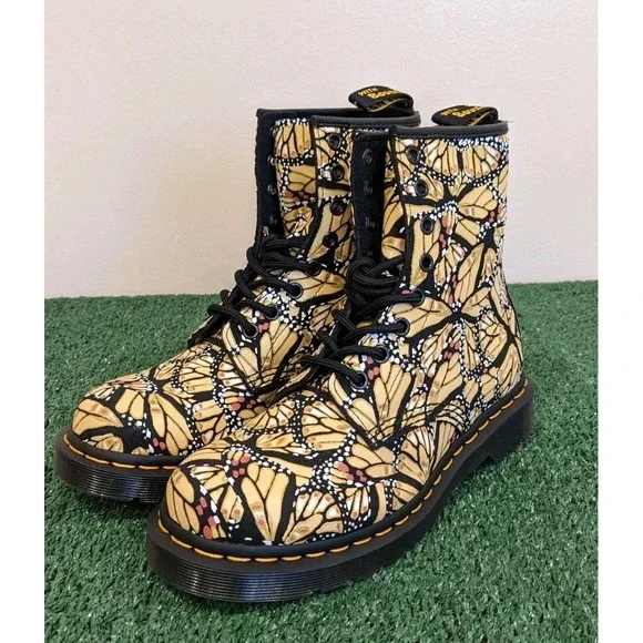 Dr. Martens 1460W Butterfly Print‎ Lace Up Boots Women's US Size 7 - Picture 2 of 8